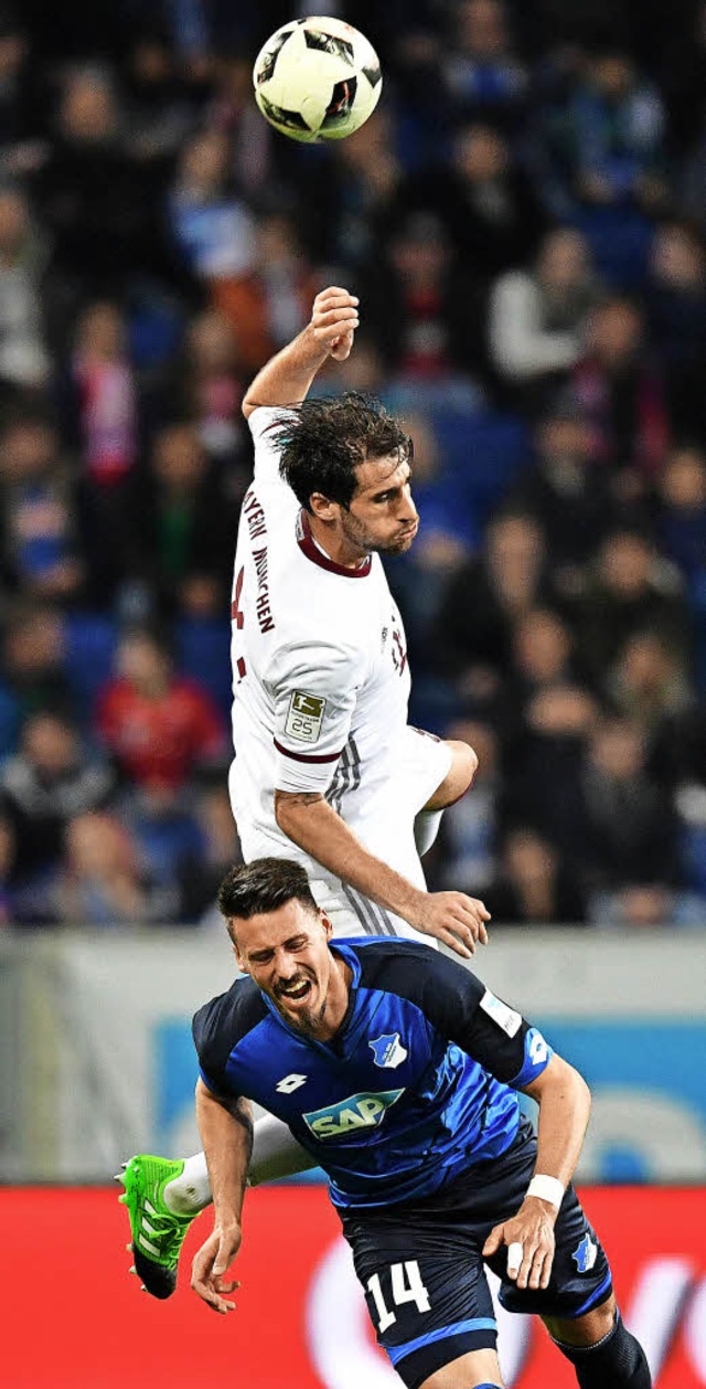 Hochball beim Fuball: Bayern-Spieler ...en Hoffenheims Angreifer Sandro Wagner  | Foto: dpa