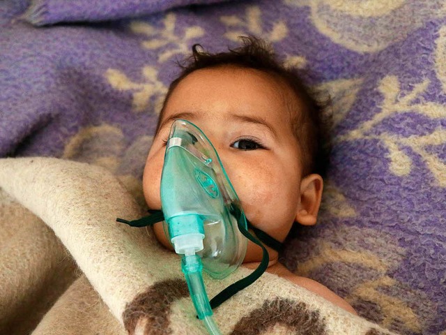 Mit Sauerstoff versorgt wird dieses Ki...alich giftigen Gasen ausgesetzt war.   | Foto: AFP