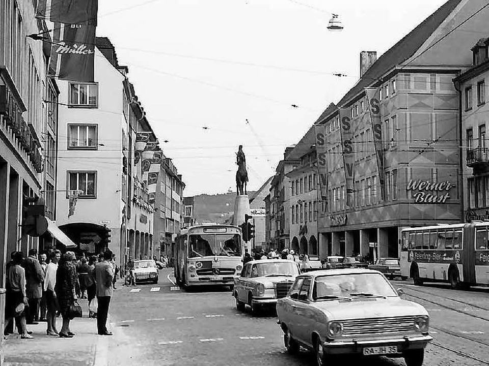 Blechlawine: 1967 war die Kaiser-Josep...r  Blick Richtung Siegesdenkmal zeigt.  | Foto:  Landesarchiv Baden-Württemberg, Willy Pragher