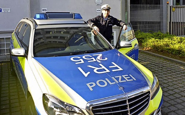 Polizeikommissar Rajko Brecht mit einem Streifenwagen   | Foto: Privat