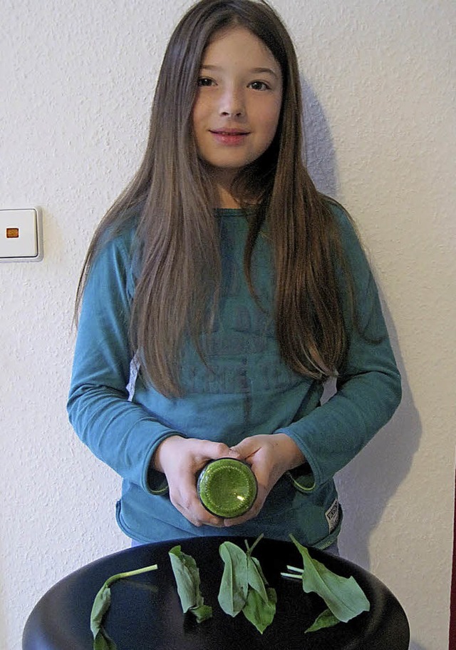 Hannah Dempfle mit frischem Brlauch und selbst gemachter Brlauch-Pesto.   | Foto: Privat