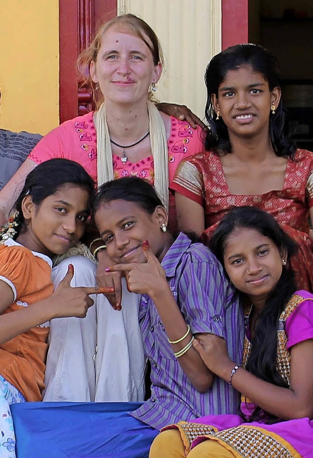 Judith Retz mit Kindern und Jugendlichen in Indien  | Foto: Richard Dvorak