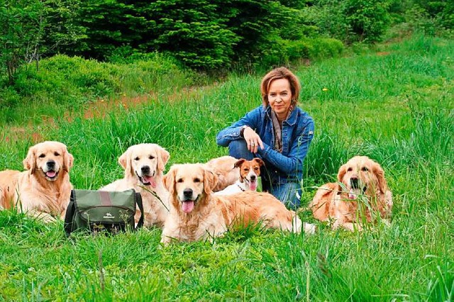 Cornelia Kuck mit ihren Golden Retriever Hunden.   | Foto: Privat