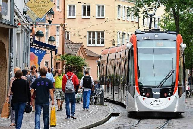 Straenbahn bleibt am Stadttheater stehen, eine zweite kollidiert mit Auto an Lorettostrae