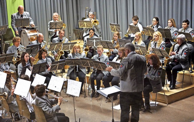 Der Musikverein Untermettingen unter d...zerts auf eine musikalische Weltreise.  | Foto: Wilfried Dieckmann