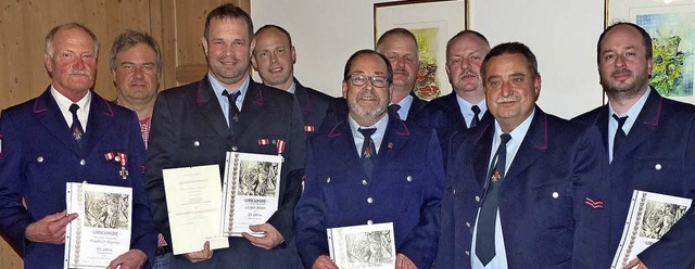 Ehrungen gab es in der Feuerwehrabteil...t) und Rene Major-Keller (zehn Jahre).  | Foto: Elisabeth Baumeister