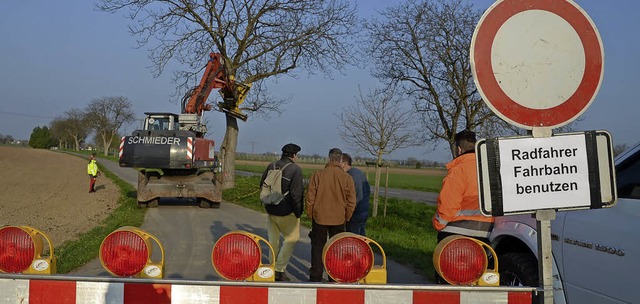 Wyhl. Mittelas Bagger mit Fllarm wurd...der Rad- und Wirtschaftsweg  gesperrt.  | Foto: Roland Vitt