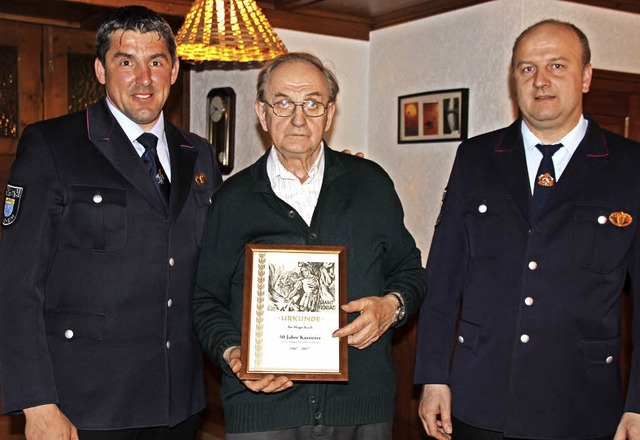 Hugo Kech (Mitte) wurde von Kommandant...er Feuerwehrabteilung Lausheim geehrt.  | Foto: Dietmar Noeske