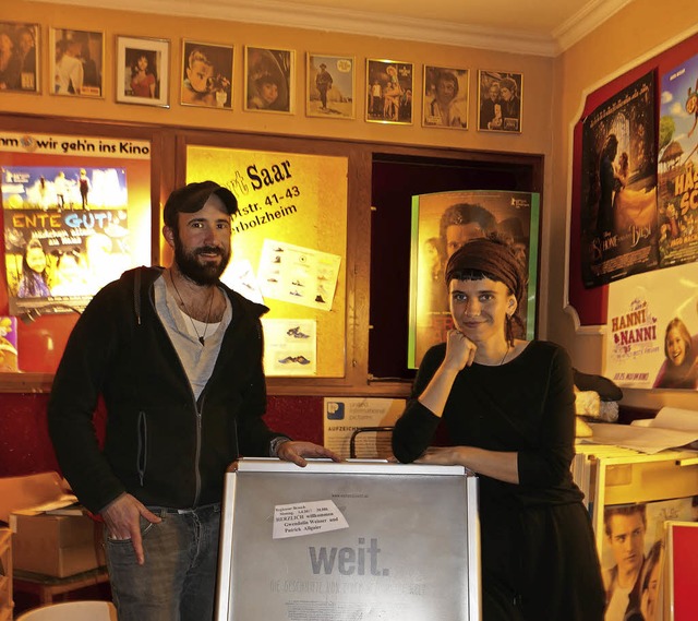 Die Regisseure Patrick Allgaier und Gwendolin Weisser vor dem Kinoplakat.  | Foto: Andrea Strumberger