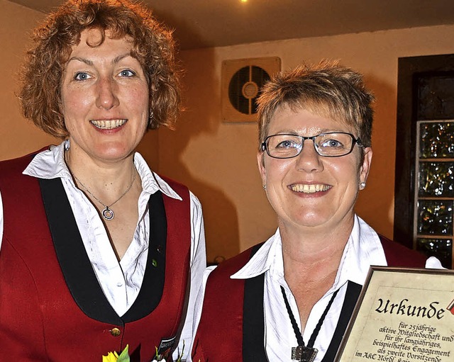 Wyhl. Links Vorsitzende Christine Vgt... 25 Jahre aktive Mitgliedschaft ehrte.  | Foto: Roland Vitt