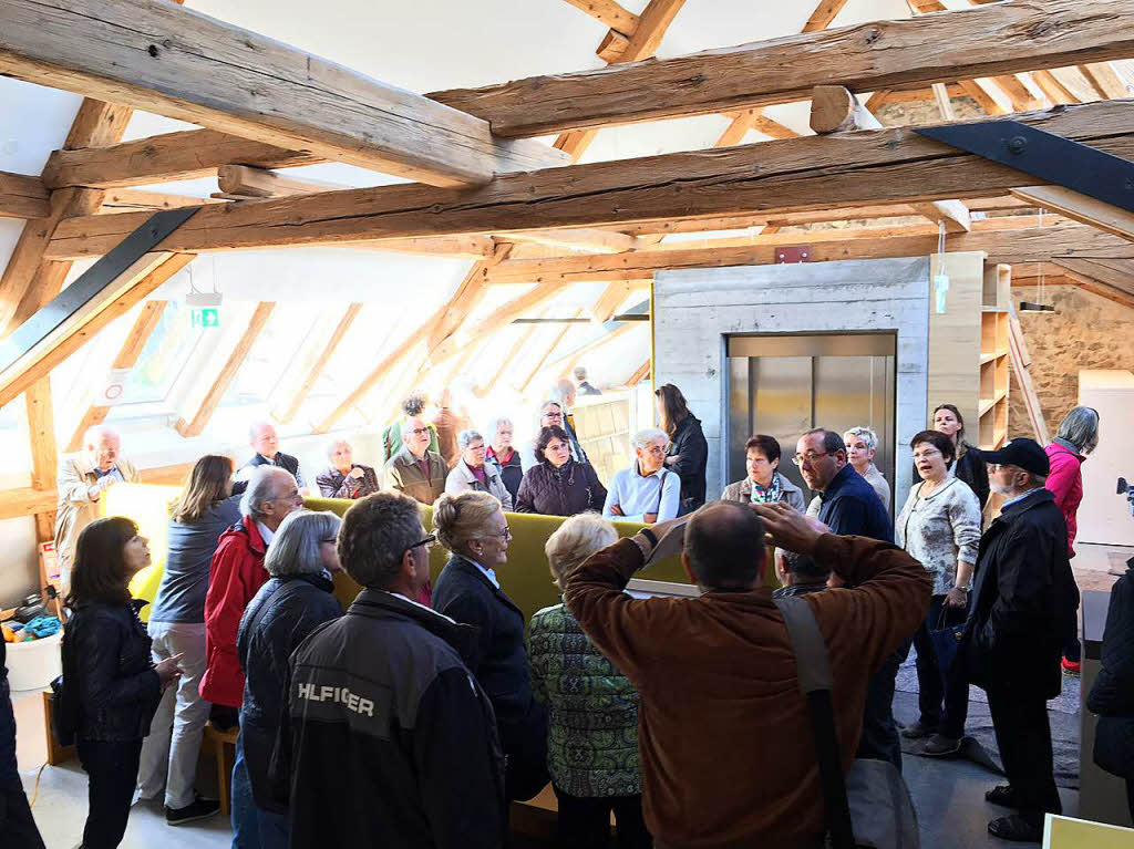 Die Leser der Badischen Zeitung bei der Fhrung durch die sanierten und umgebauten Scheunen in der Talvogtei in Kirchzarten.