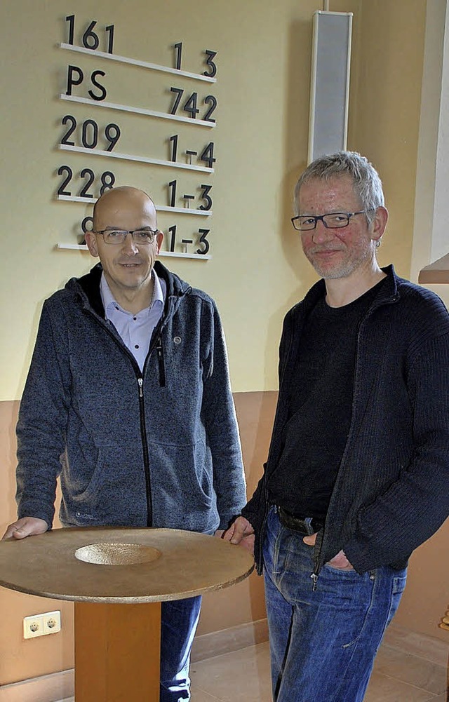 Dekan Rainer Becker (links) und  Matthias Eder in der Schmieheimer Kirche.   | Foto: K. Kindle