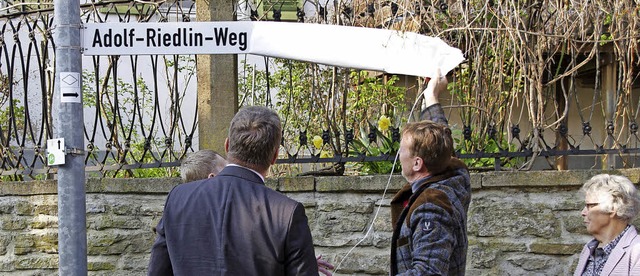 Markus Riedlin enthllt das Straenschild mit Adolf Riedlins Namen.   | Foto: Martin Pfefferle