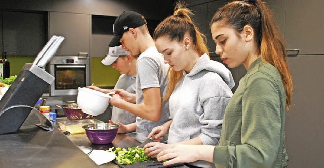 In der Kche der Neumattschule bereite...innen und Schler  ein Mittagessen zu.  | Foto: Thomas Loisl Mink