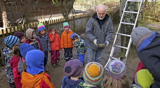 Reinhard Lber zeigt den Kindern ein Nest.   | Foto: Nabu Dreisamtal