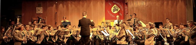 53 Musikerinnen und Musiker spielen im Hauptorchester, darunter 15 Jugendliche.   | Foto: Musikverein Grunern