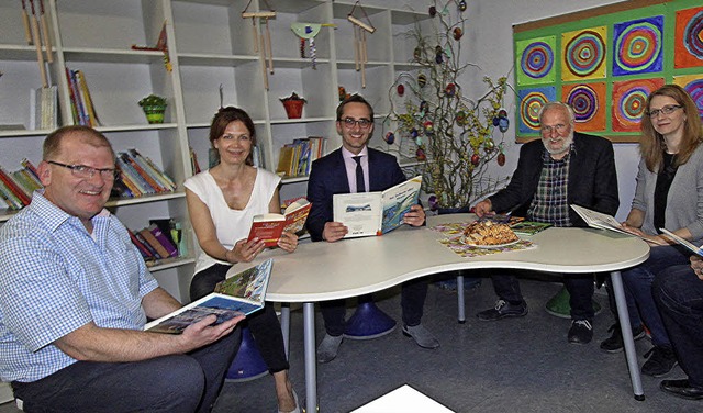 Rektor Sebastian Ruf, Christina von Gl...eseecken in der Oberrotweiler Schule.   | Foto: Herbert Trogus