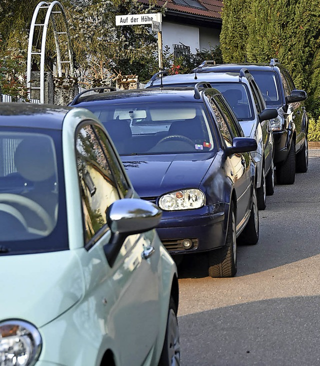 Parkende Autos bereiten auch in Gundelfingen mehr und mehr Probleme.   | Foto: Andrea Steinhart