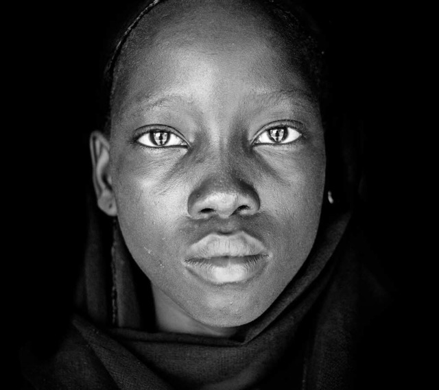 Dieser Blick durchdringt die Leidabweh...yras Fotoportrt der 13-jhrigen Rabi.  | Foto: Andy Spyra