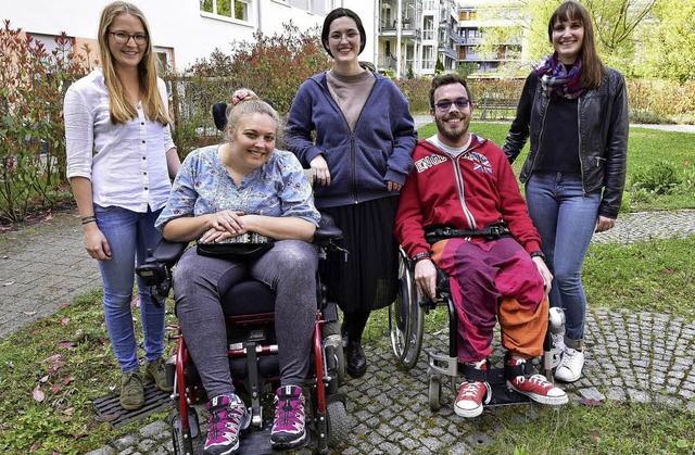 Menschen mit Handicap stehen Modell f...nhaus, Kevin Eikmeyer und Nele Bhler.  | Foto: Thomas Kunz