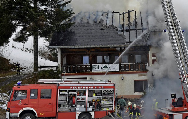 Das Gstehaus Sternwarte beim Brand im November  | Foto: Hans-Dieter Folles