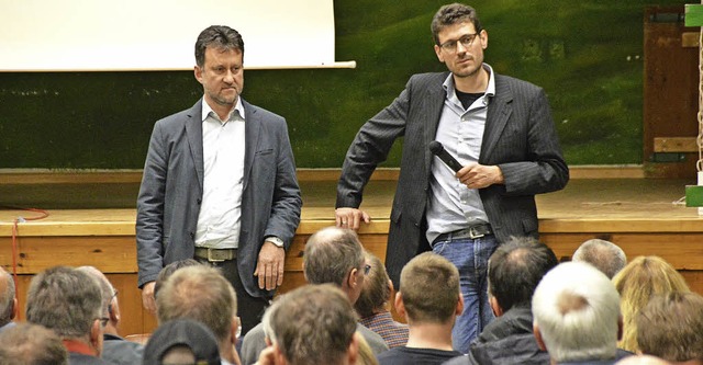 Wilfried Pantke (links) und Paul Kempf...n Breitbandausbau auf dem Dinkelberg.   | Foto: Gollin