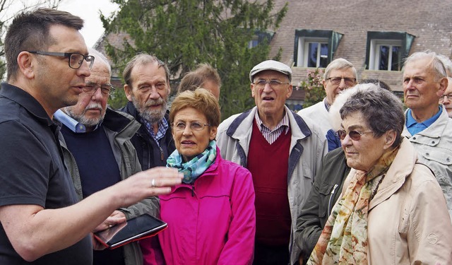 Wolfgang Binninger (links  neben Verei...er in die Geschichte der Kirche  ein.   | Foto: Boris Burkhardt