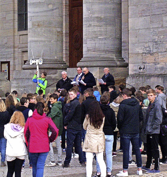 Rund 100 Jugendliche waren am Montag z...sich immer zwei junge Leute die Last.   | Foto: Jakob Steinebrunner