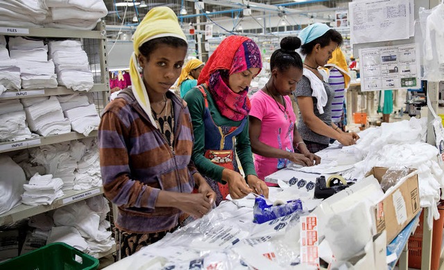 Arbeiterinnen nhen  in Addis Abeba in...r modernen Textilfabrik Kinderwsche.   | Foto: dpa