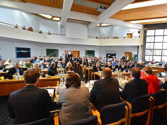 Harte Arbeit: Der Kreistag bei der fas...gen Beratung ber den Klinikstandort.   | Foto: Barbara Ruda