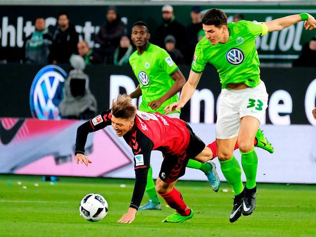 Mario Gomez  und Freiburgs Mike Frantz kmpfen um den Ball.  | Foto: dpa