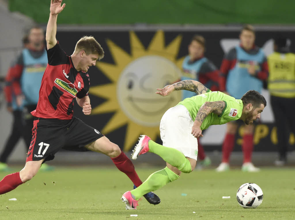 Lukas Kbler im Zweikampf mit Vieirinha.