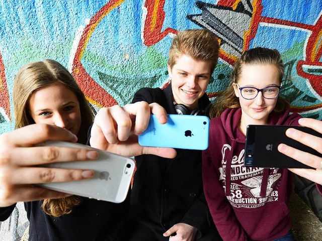 Jugendliche lieben ihr Smartphone.   | Foto: Ingo Schneider