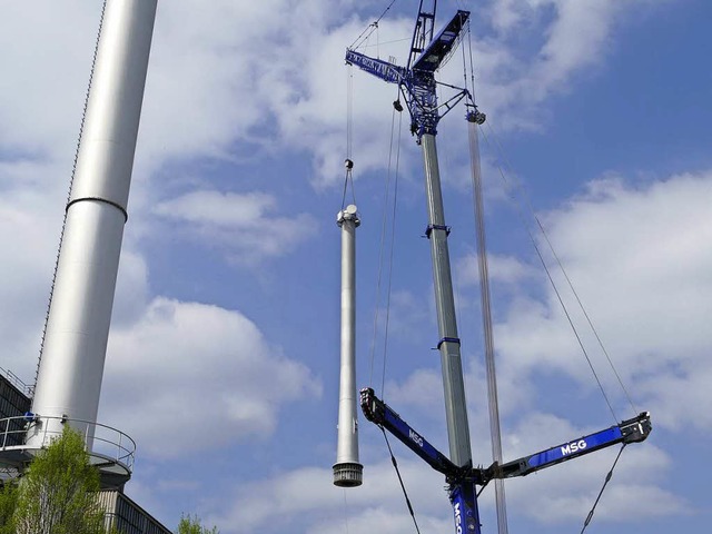 In minutiser Feinarbeit wurde der Kamin vom Kraftwerk gelst.  | Foto: Verena Pichler 