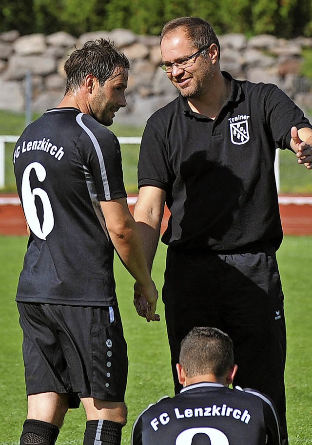 Ein Freund seiner Spieler: Trainer Zeljko Cosic (rechs)   | Foto: scheu