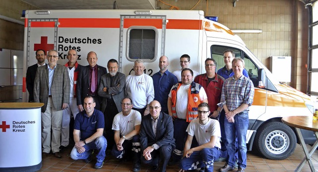 Vertreter vom Roten Kreuz und  Rettung...i, Jakob Meybrun (jeweils von links).   | Foto: Nikolaus Bayer