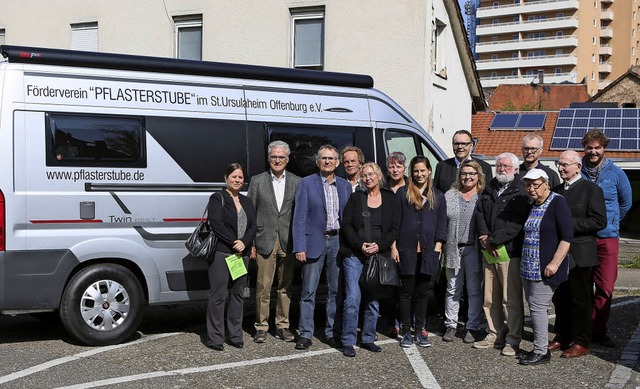 Das Pflastermobil nimmt in Lahr seinen...und wird vor dem Caf Lffel begrt.   | Foto: Christoph Breithaupt