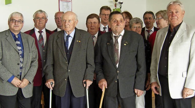 Prsident Hans-Peter Hartung (links) ehrte zahlreiche Jubilare.   | Foto: privat
