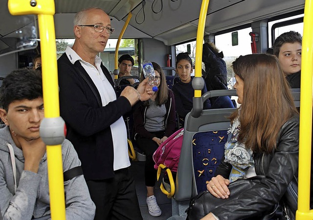 Klaus Bux (stehend) in der fahrenden Busschule   | Foto: SWEG