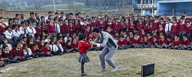 Auch zahlreiche Schulvorstellungen gehren zum Programm der Nepalreise.  | Foto: privat