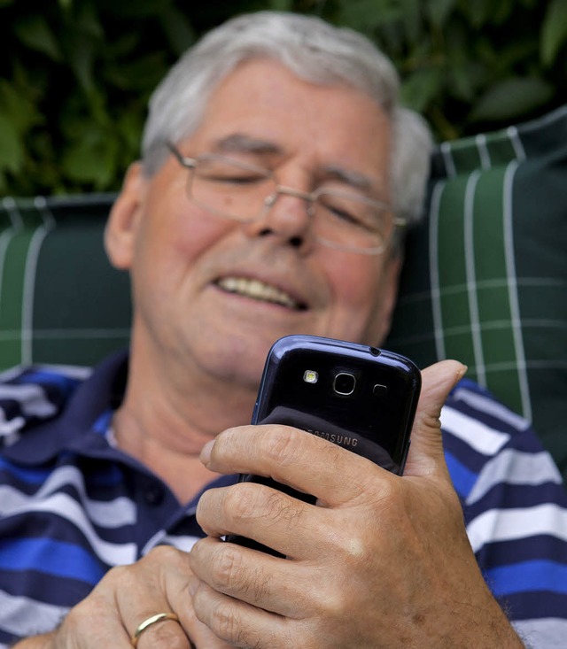 Senior und Smartphone? Kein Problem.   | Foto: dpa