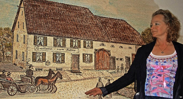 Ute Bumle vor der Wandmalerei ihres historischen Gasthauses Adler  | Foto: Petra Wunderle