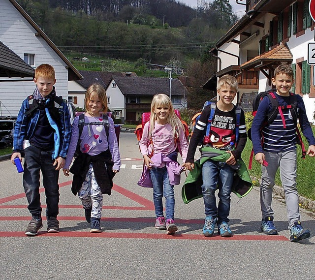 Die Kinder aus Niedereichsel laufen zu...ber nicht im Schulwegeplan aufgefhrt.  | Foto: Petra Wunderle