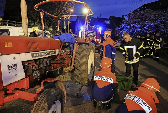 Nchtlicher Einsatz: Der Fahrer eines Traktors muss gerettet werden.   | Foto: Sandra Decoux-Kone