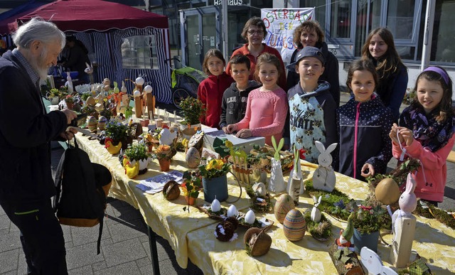 Bunte Bastelkunst verkauft die Jungsch...em Rathausplatz in Efringen-Kirchen.    | Foto: Marco Schopferer