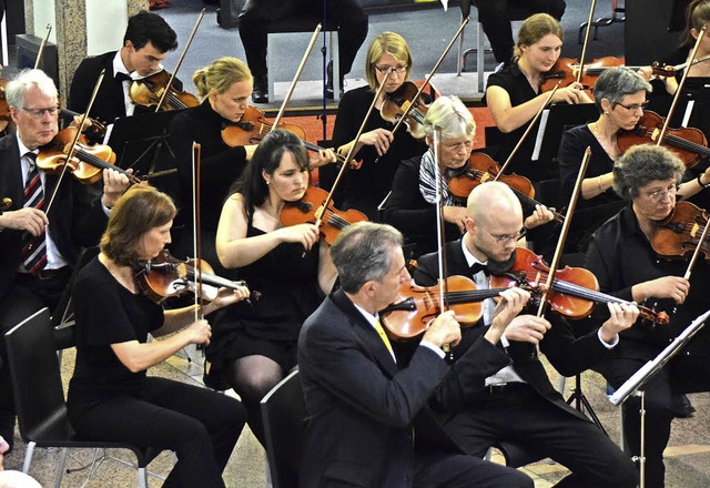 Das Oberrheinische Sinfonieorchester bei einem Konzert in der Sparkasse.   | Foto: Sarah Nltner