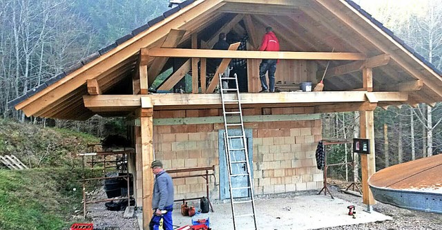 Das Dach ist drauf, die Tr ist drin. Als nchstes folgt der Innenausbau.   | Foto: Moritz Dielin