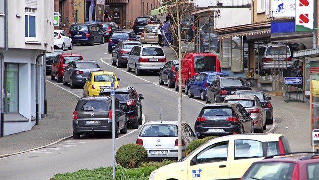 Weniger Autos: Die Zahl der Parkpltze...s hinter dem Rathaus realisiert wird.   | Foto: Gnter Vollmer