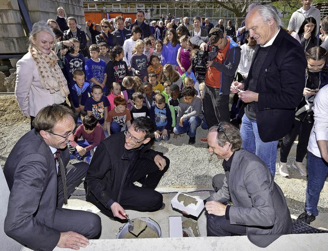 Schulleiterin Christa Kleemann, Baubr...gement der Stadt Freiburg (von links)   | Foto: Thomas Kunz