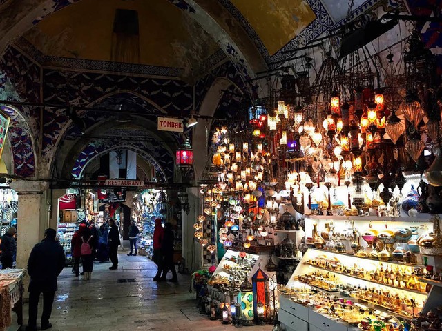 Im Groen Basar in Istanbul gibt es ni...n, aber zu wenige, die Lampen kaufen.   | Foto: dpa